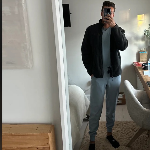 WEARFIGS DUSTY BLUE MENS SCRUBS TOP AND BOTTOM JOGGER MEDIUM - Picture 4 of 4